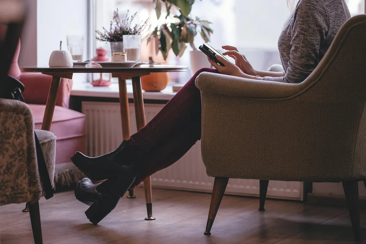 Floor Lamp vs Table Lamp: Which One Does Your Reading Corner Need?