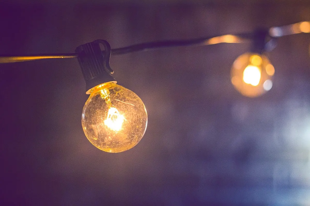 Warm vs Cool Bulbs: How to Layer Living Room Lighting